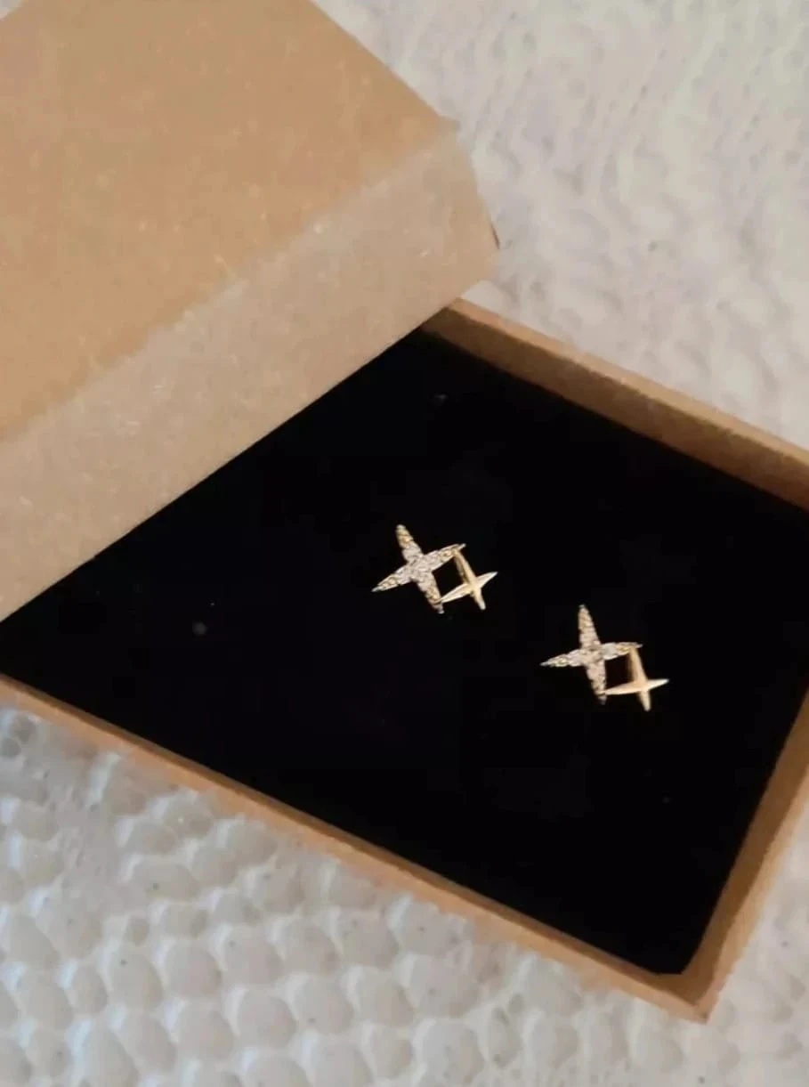 Pequeños aretes de estrella de 2 puntas, dorados – photo 2